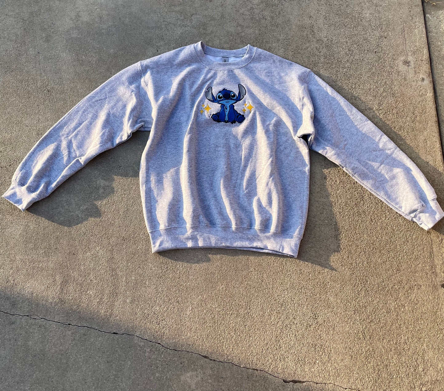 STITCH CHARACTER CREWNECK (GREY)